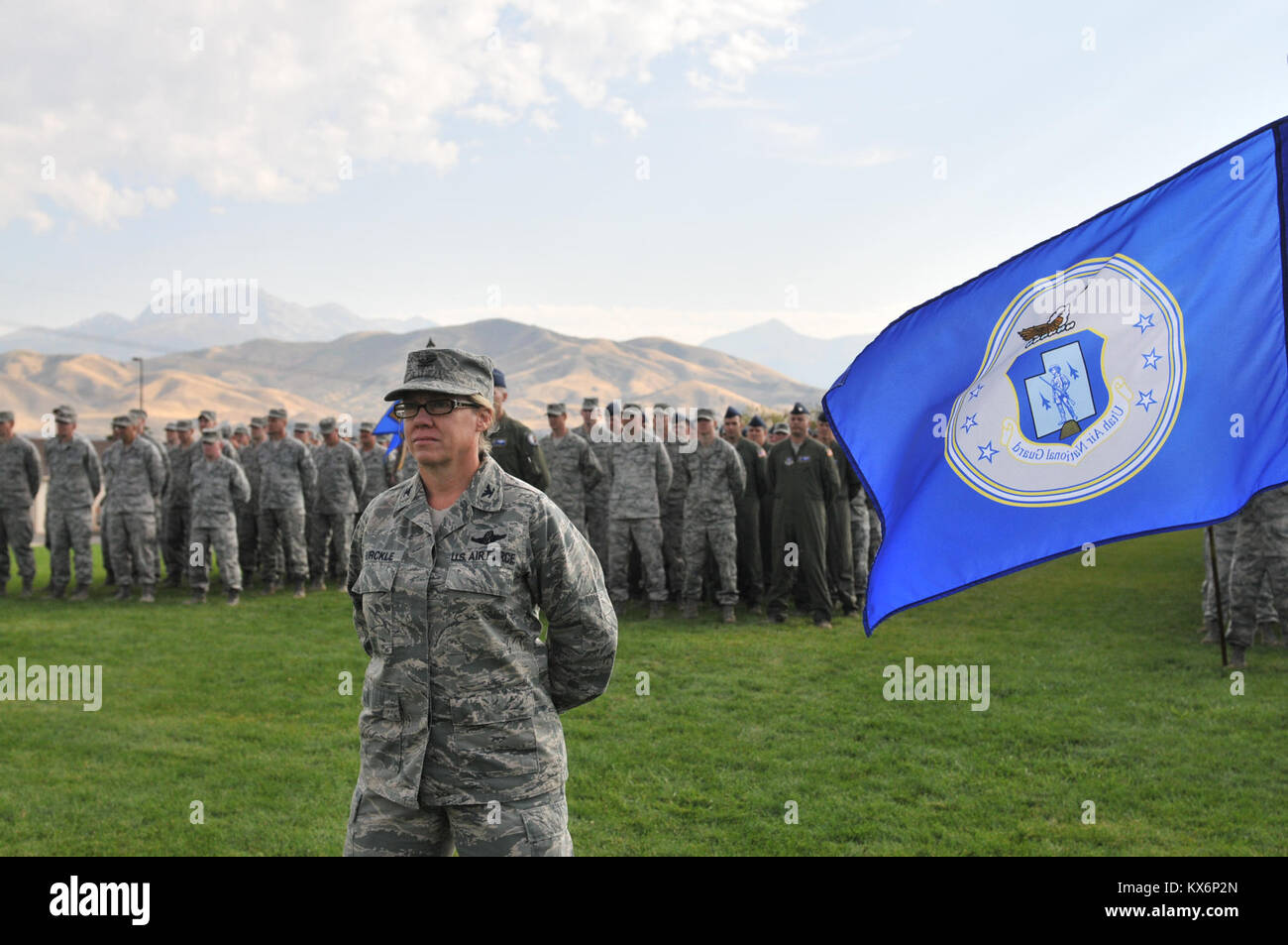 CAMP WILLIAMS, de l'Utah -La Garde nationale de l'Utah a organisé sa journée annuelle du gouverneur Samedi, 29 septembre, à 10 heures au Camp Williams. champ de parade Festivités inclus l'adjudant général changement de commandement, où le général Brian L. Tarbet a quitté le commandement après 12 ans au major général Jefferson S. Burton, et un changement de responsabilité où commande le Sgt. Le major Bruce D. Summers tourné la tête sur commande pour le Sgt. Le major Michael M. Miller. L'événement offre Gouverneur Gary R. Herbert, commandant en chef de la Garde nationale de l'Utah, l'occasion de passer en revue ses troupes dans un passe-et-cérémonie d'examen Banque D'Images