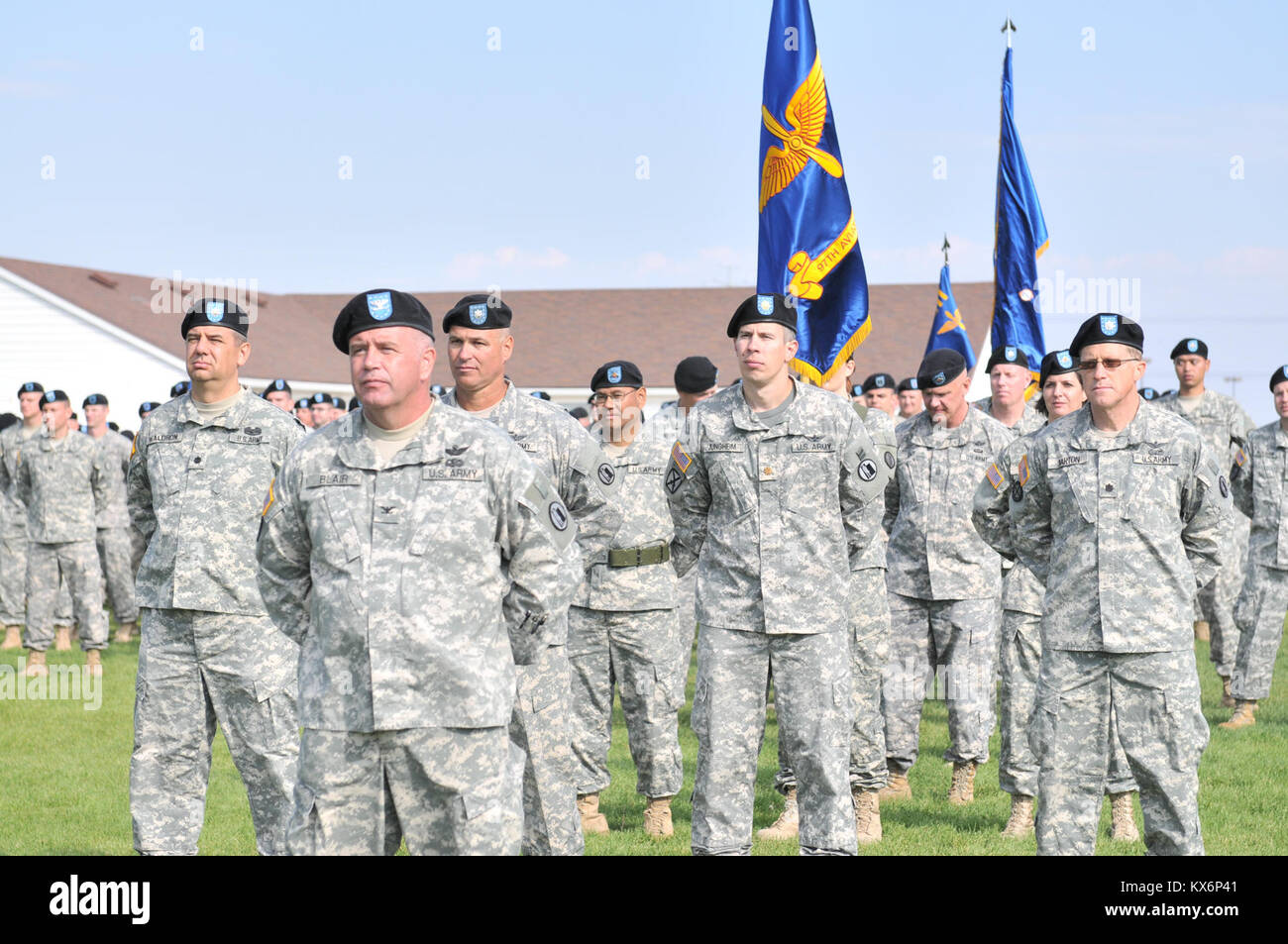 CAMP WILLIAMS, de l'Utah -La Garde nationale de l'Utah a organisé sa journée annuelle du gouverneur Samedi, 29 septembre, à 10 heures au Camp Williams. champ de parade Festivités inclus l'adjudant général changement de commandement, où le général Brian L. Tarbet a quitté le commandement après 12 ans au major général Jefferson S. Burton, et un changement de responsabilité où commande le Sgt. Le major Bruce D. Summers tourné la tête sur commande pour le Sgt. Le major Michael M. Miller. L'événement offre Gouverneur Gary R. Herbert, commandant en chef de la Garde nationale de l'Utah, l'occasion de passer en revue ses troupes dans un passe-et-cérémonie d'examen Banque D'Images