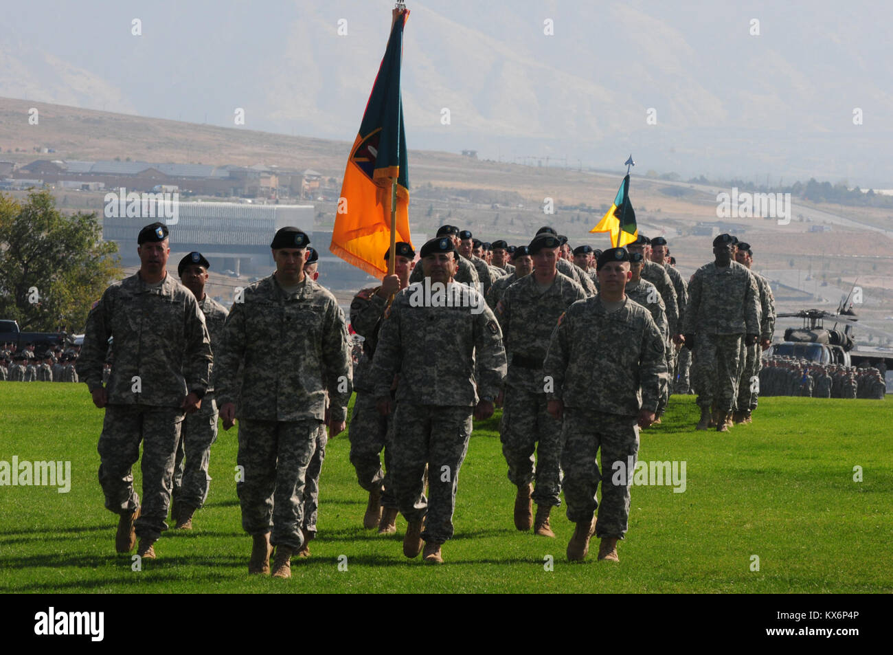 Garde du gouverneur de l'Utah accueille la journée, adjudant général Changement de commandement, et Sergent-major d'État Changement de CAMP WILLIAMS, Utah Responsabilité -La Garde nationale de l'Utah a organisé sa journée annuelle du gouverneur Samedi, 29 septembre, à 10 heures au Camp Williams. champ de parade Festivités inclus l'adjudant général changement de commandement, où le général Brian L. Tarbet abandonnera le commandement après 12 ans au major général Jefferson S. Burton, et un changement de responsabilité où commande le Sgt. Le major Bruce D. Summers va tourner la tête plus de commander le Sgt. Le major Michael M. Miller. L'événement offre Gouverneur Gary Banque D'Images