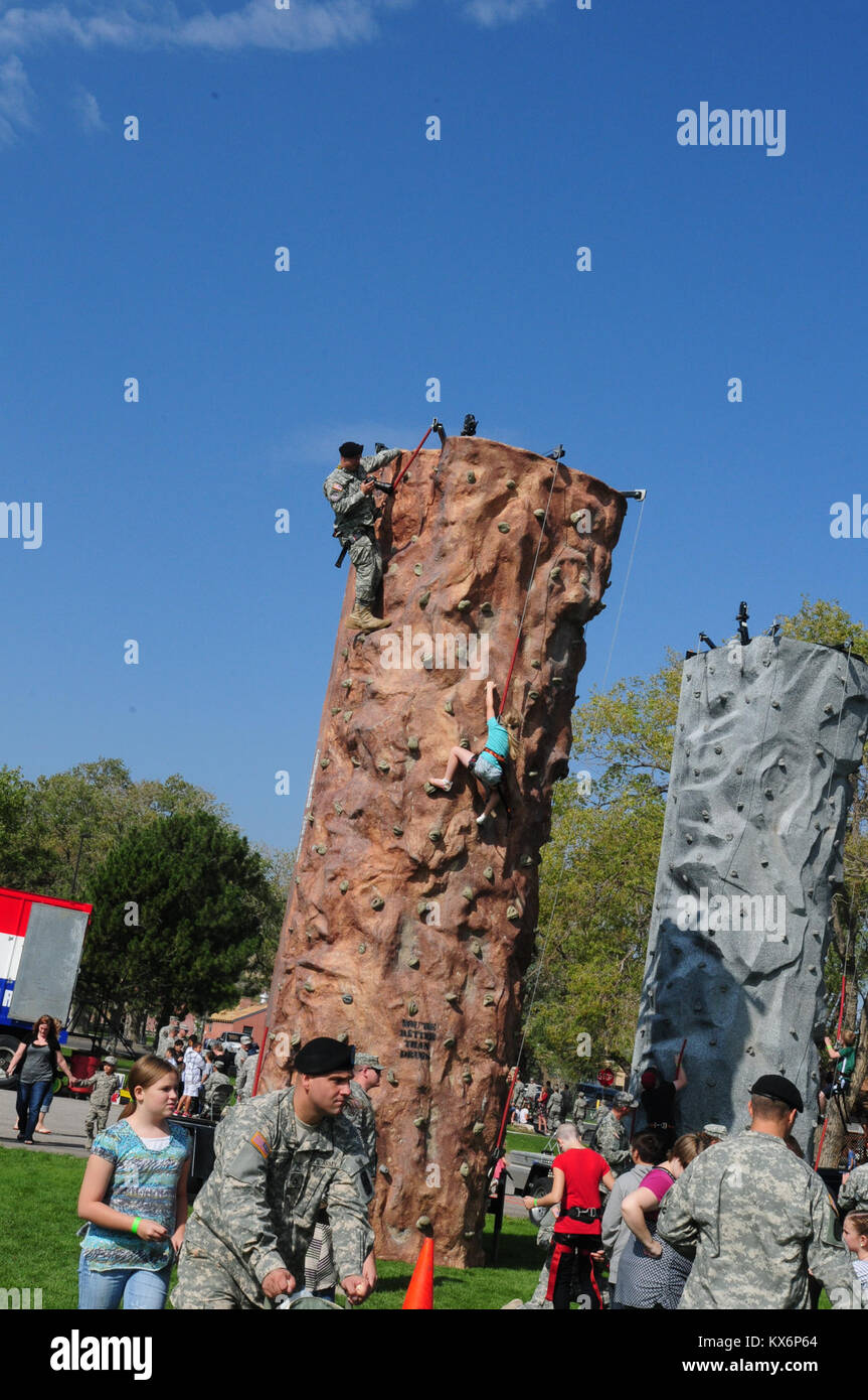 CAMP WILLIAMS, de l'Utah -La Garde nationale de l'Utah a organisé sa journée annuelle du gouverneur Samedi, 29 septembre, à 10 heures au Camp Williams. champ de parade Festivités inclus l'adjudant général changement de commandement, où le général Brian L. Tarbet a quitté le commandement après 12 ans au major général Jefferson S. Burton, et un changement de responsabilité où commande le Sgt. Le major Bruce D. Summers tourné la tête sur commande pour le Sgt. Le major Michael M. Miller. L'événement offre Gouverneur Gary R. Herbert, commandant en chef de la Garde nationale de l'Utah, l'occasion de passer en revue ses troupes dans un passe-et-cérémonie d'examen Banque D'Images