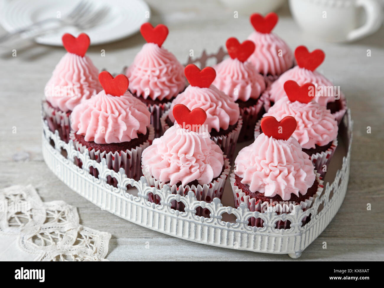 Cupcakes. Red Velvet cupcakes décorés de cœurs rouges Banque D'Images