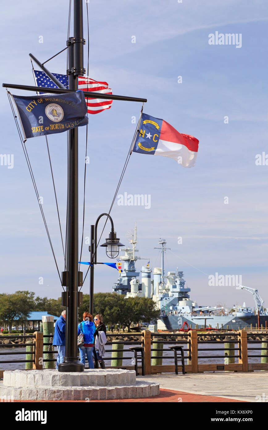 Wilmington Riverwalk avec USS North Carolina en arrière-plan Banque D'Images