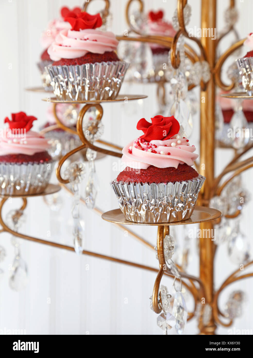Cupcakes. Red Velvet cupcakes affichée sur un lustre Banque D'Images