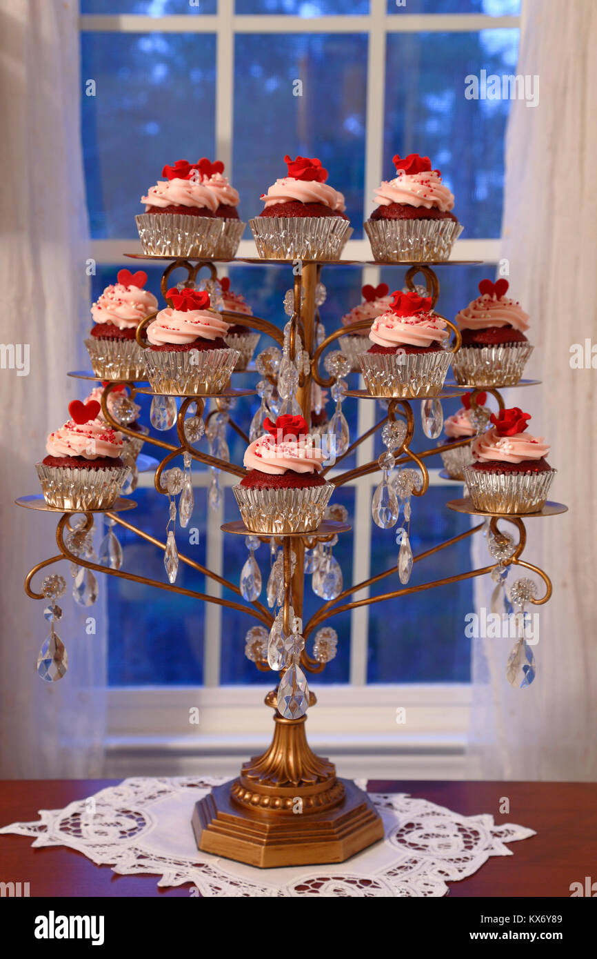 Cupcakes. Red Velvet cupcakes affichée sur un chandelier en face d'une fenêtre Banque D'Images
