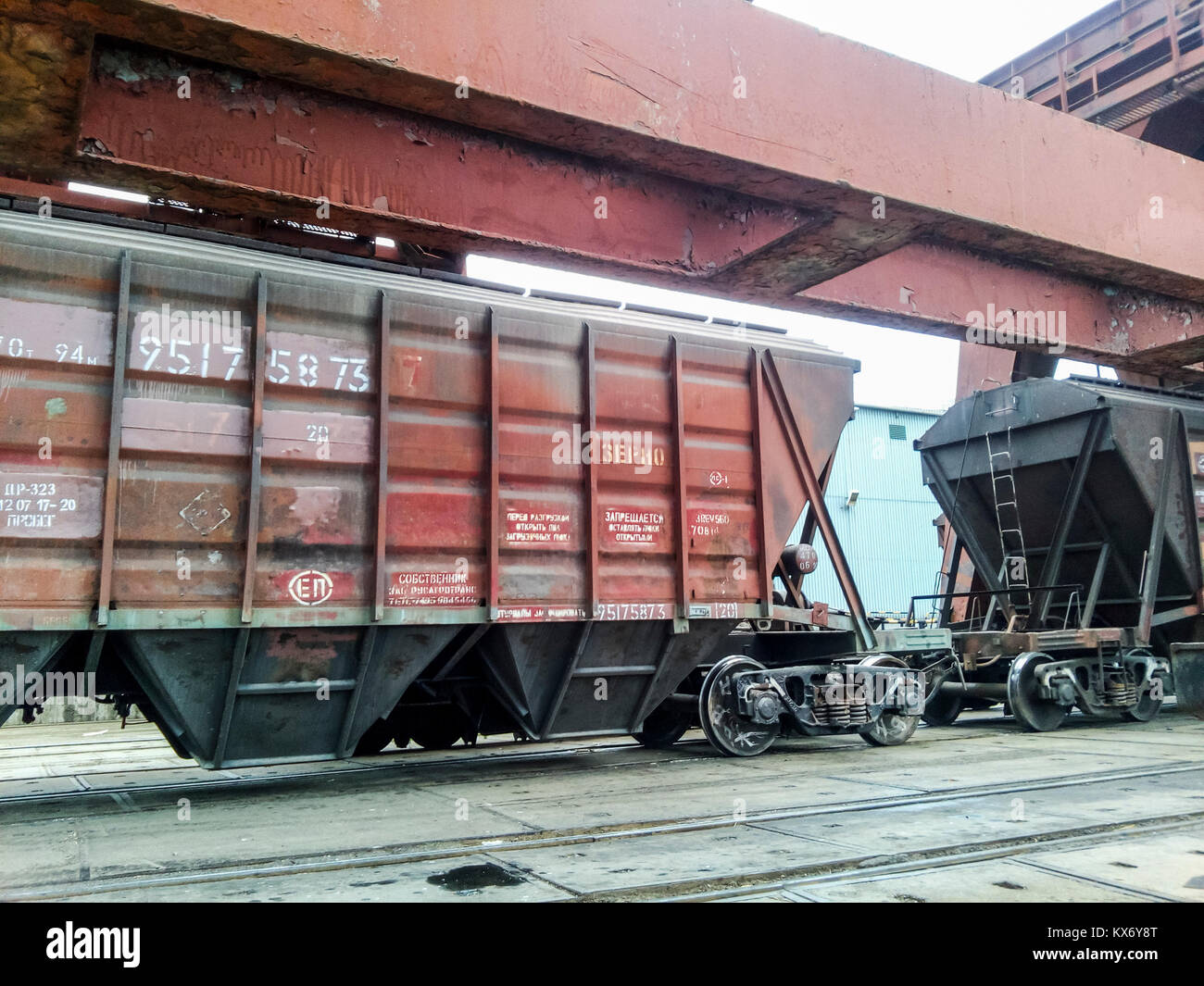 Novorossiysk, Russie - le 20 août 2017 : le transport de wagons dans le port industriel. Trémies Wagons Banque D'Images