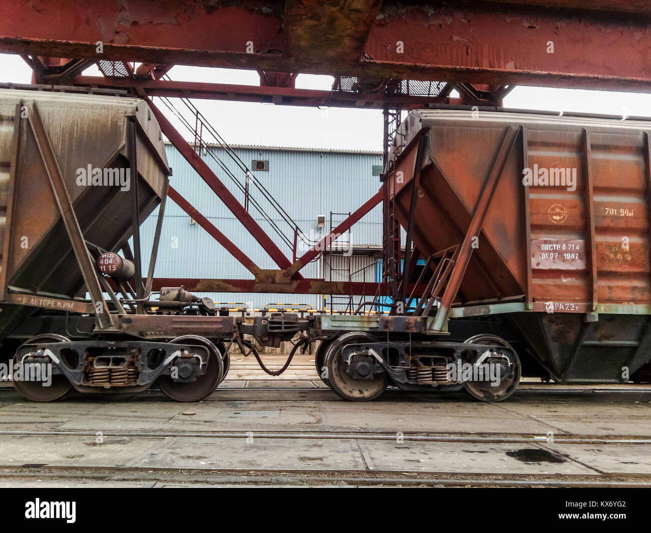 Novorossiysk, Russie - le 20 août 2017 : le transport de wagons dans le port industriel. Trémies Wagons Banque D'Images