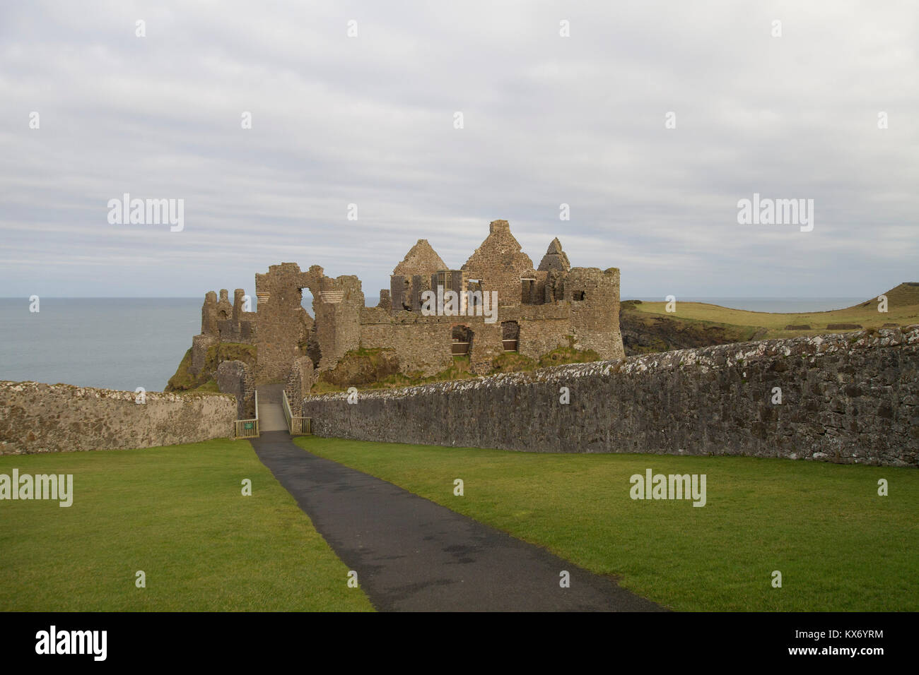L'entrée de ruines de château de Dunluce sur le Comté d'Antrim Coast. Le Château de Dunluce est un château à visiter en Irlande du Nord. Banque D'Images