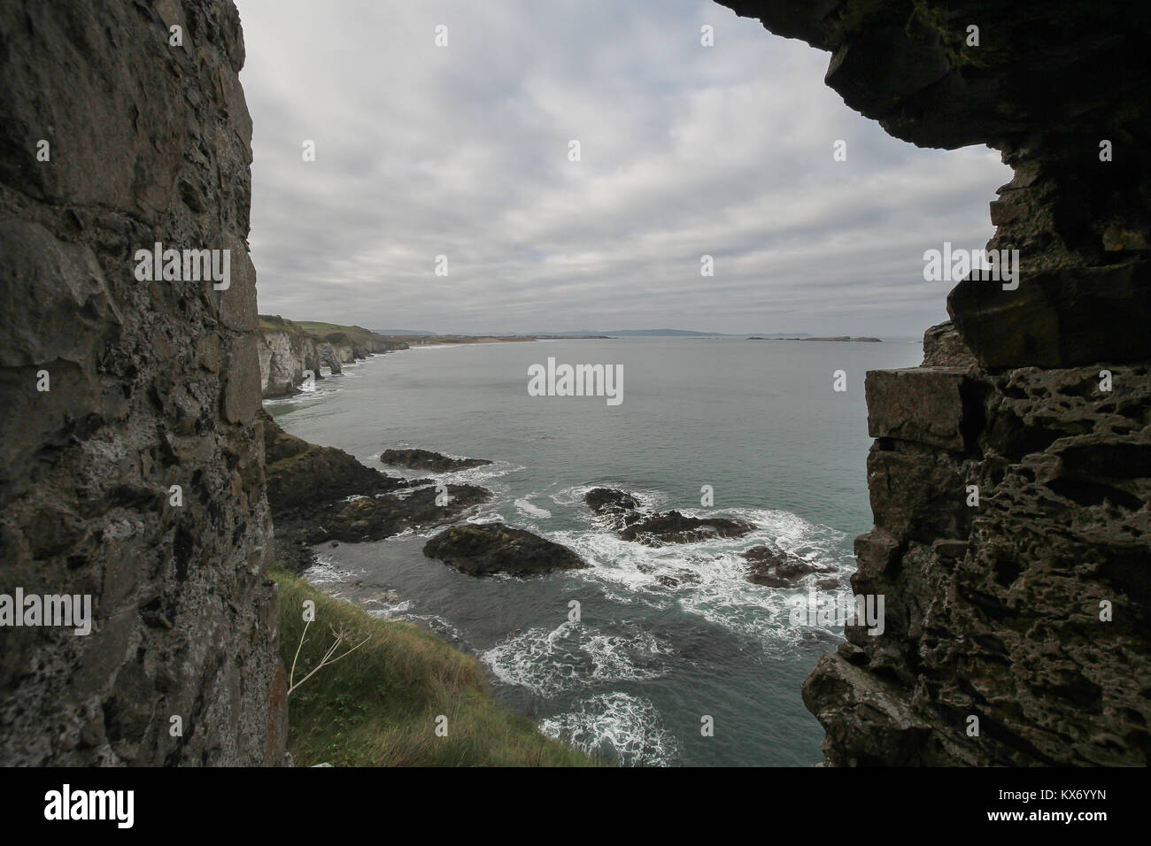 Vue du château en Irlande du Nord - à la côte le long de la Chaussée des ruines de château de Dunluce, comté d'Antrim, en Irlande du Nord. Banque D'Images