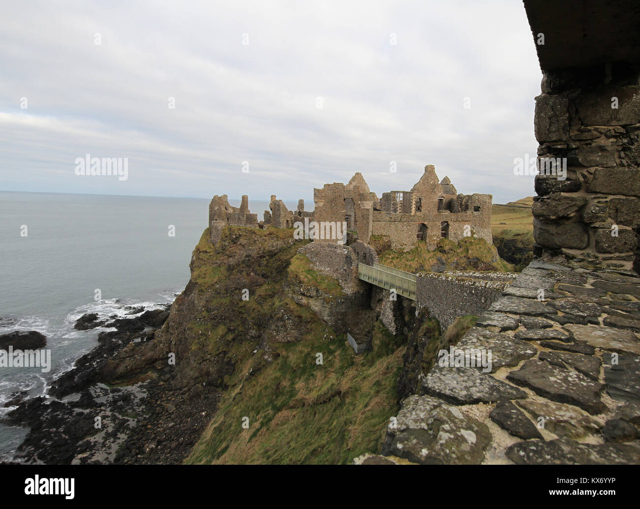 Ruines médiévales du château de Dunluce sur la côte nord de l'Irlande du Nord. Le château a été l'emplacement pour maison d'Grayjoy dans le jeu des trônes. Banque D'Images
