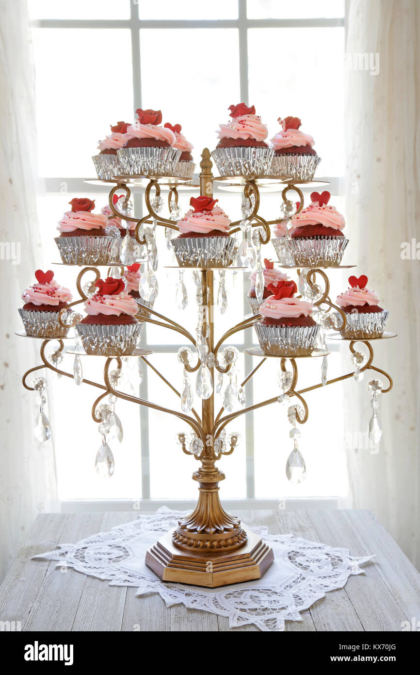 Cupcakes. Red Velvet cupcakes affichée sur un chandelier en face d'une fenêtre Banque D'Images