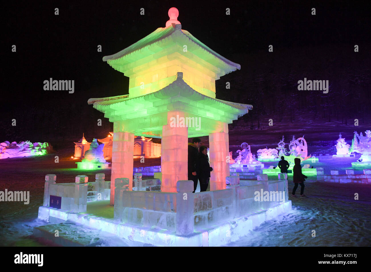 Arxan, la Région autonome de Mongolie intérieure. Jan 7, 2018. Les touristes visitent un parc à neige et glace à Arxan, Chine du nord, région autonome de Mongolie intérieure, le 7 janvier 2018. Les sculptures de glace et de neige ici créé un monde fantastique et a attiré un bon nombre de touristes. Credit : Liu Lei/Xinhua/Alamy Live News Banque D'Images
