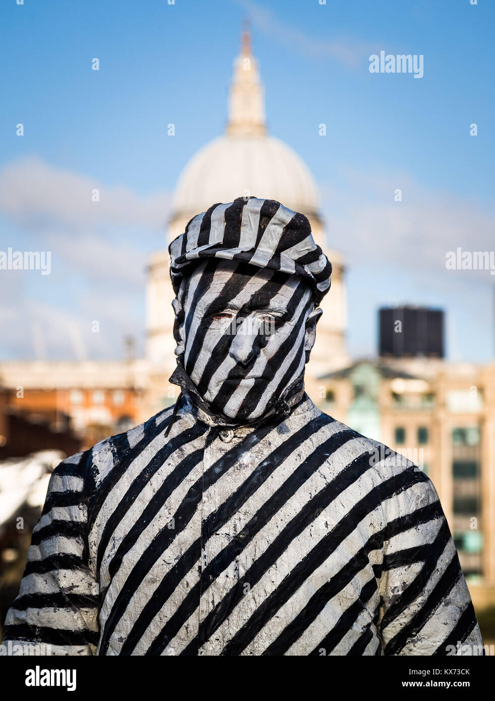 Londres, Royaume-Uni. Jan 7, 2018. Un artiste peint à rayures street se tient immobile dans la lumière de l'après-midi encadré par la Cathédrale St Paul. Crédit : Guy Josse/Alamy Live News Banque D'Images