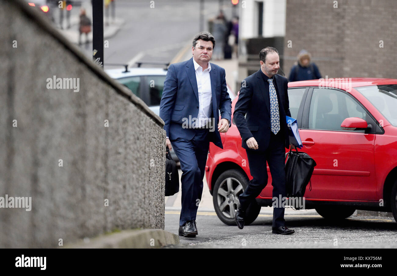 Brighton, UK. 8 janvier, 2018. Dominic Chappell l'ancien propriétaire de BHS arrive à Brighton Magistrates Court aujourd'hui où il a plaidé non coupable à trois chefs d'accusation relativement à la production de documents non exigées par la réglementation des pensions.Les retraites fondées sur Brighton régulateur est de poursuivre M. Chappell pour avoir omis de se conformer à trois avis en vertu de la Loi sur les retraites de 2004. Crédit : Simon Dack/Alamy Live News Banque D'Images