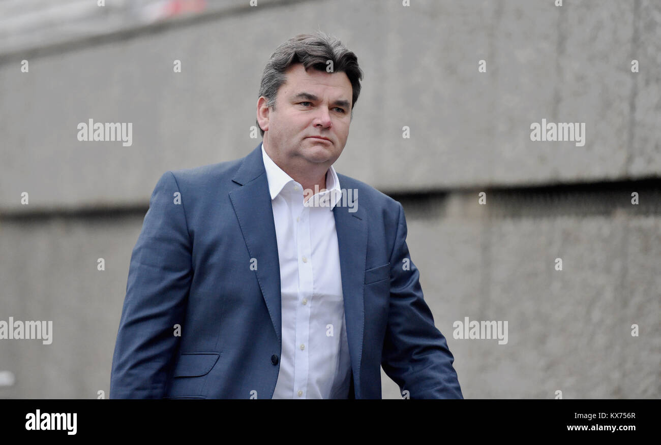 Brighton, UK. 8 janvier, 2018. Dominic Chappell l'ancien propriétaire de BHS arrive à Brighton Magistrates Court aujourd'hui où il a plaidé non coupable à trois chefs d'accusation relativement à la production de documents non exigées par la réglementation des pensions.Les retraites fondées sur Brighton régulateur est de poursuivre M. Chappell pour avoir omis de se conformer à trois avis en vertu de la Loi sur les retraites de 2004. Crédit : Simon Dack/Alamy Live News Banque D'Images