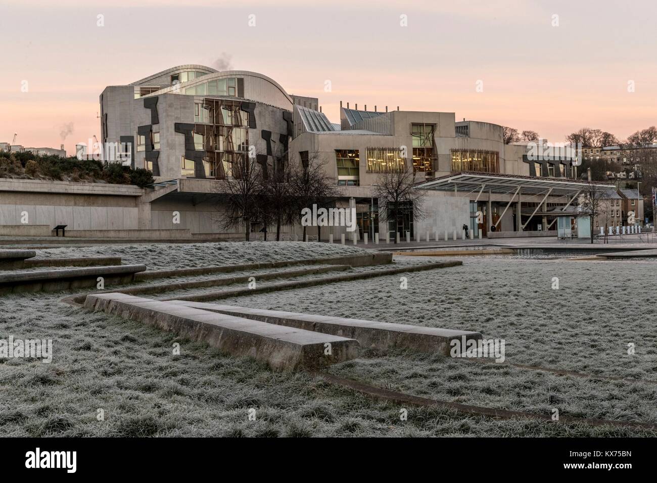 Edinburgh, Royaume-Uni. 05Th Jan, 2018. Le bâtiment du parlement écossais à Holyrood à Edimbourg par une froide et frosty matin comme MSP Retour à la suite de l'ajournement de Noël Crédit : Dyson riche/Alamy Live News Banque D'Images