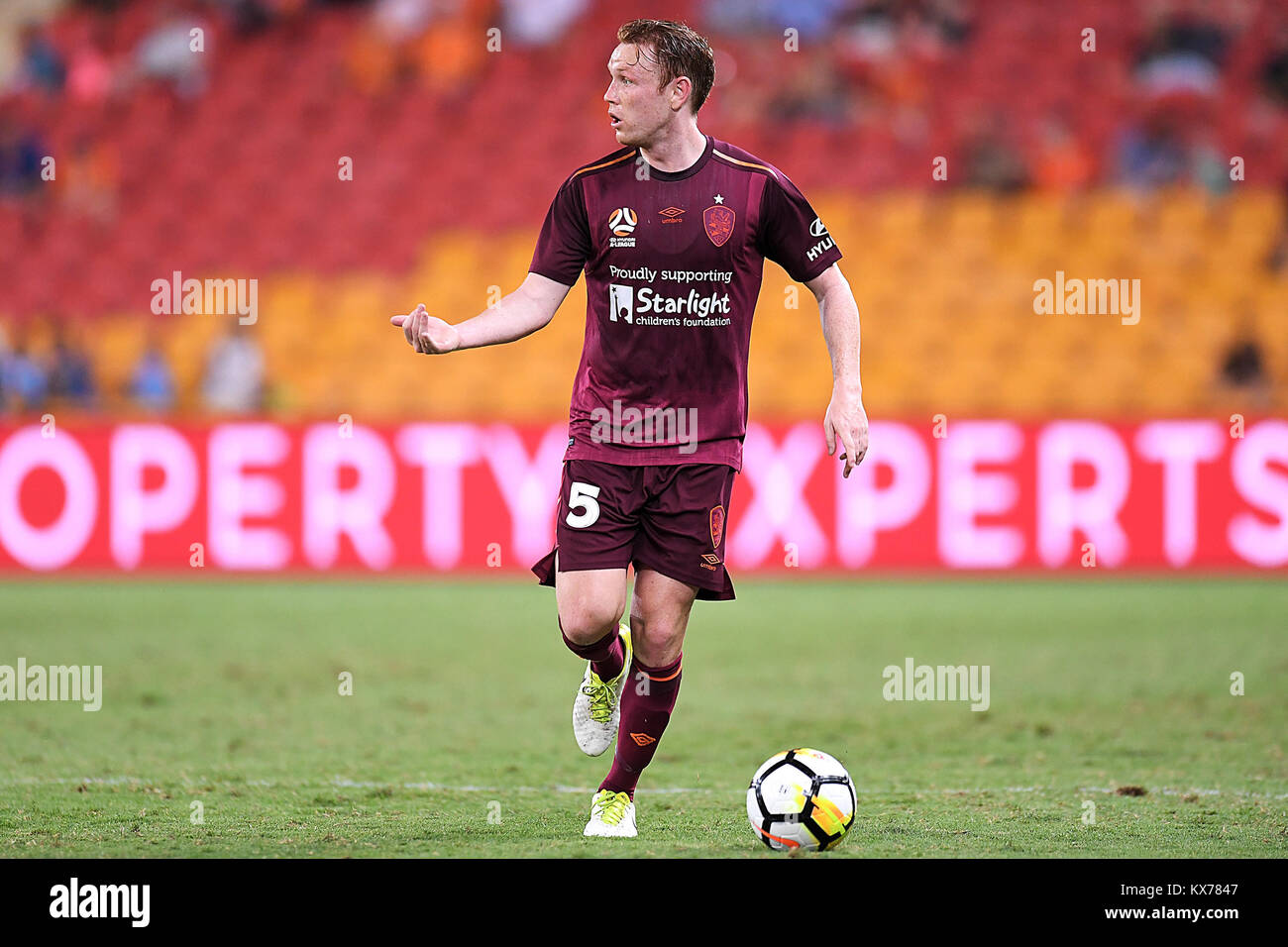 Brisbane, Queensland, Australie. 8 janvier, 2018. Corey Brown du RAAR (5) a l'air de passer la balle pendant le tour de quinze Hyundai A-League match entre le Brisbane Roar FC Sydney et à stade Suncorp le lundi, Janvier 8, 2018 à Brisbane, Australie. Credit : Albert Perez/ZUMA/Alamy Fil Live News Banque D'Images