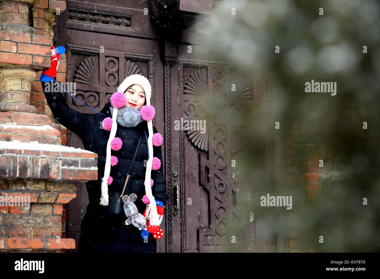 (180108) -- HARBIN, 8 janvier 2018 (Xinhua) -- un touriste pose pour une photo à la Cathédrale Sainte-Sophie à Harbin, capitale de la province du nord-est de la Chine, le 8 janvier 2018. La ville a accueilli la première chute de neige cet hiver, le lundi. (Xinhua/Wang Kai) (zkr) Banque D'Images