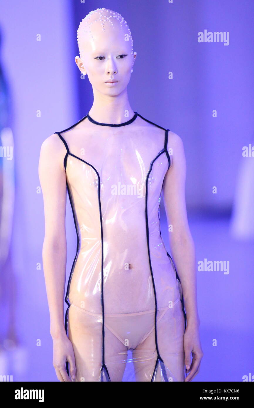 8 janvier 2018 - Beijing, Chine - Des modèles sur les podiums des créateurs de mode comme Yue Zhang Xiaolin et libération Haoran leurs créations au maquillage Lin montrent à Beijing. (Crédit Image : © SIPA l'Asie via Zuma sur le fil) Banque D'Images 8 janvier 2018 - Beijing, Chine - Des modèles sur les podiums des créateurs de mode comme Yue Zhang Xiaolin et libération Haoran leurs créations au maquillage Lin montrent à Beijing. (Crédit Image : © SIPA l'Asie via Zuma sur le fil) Banque D'Images