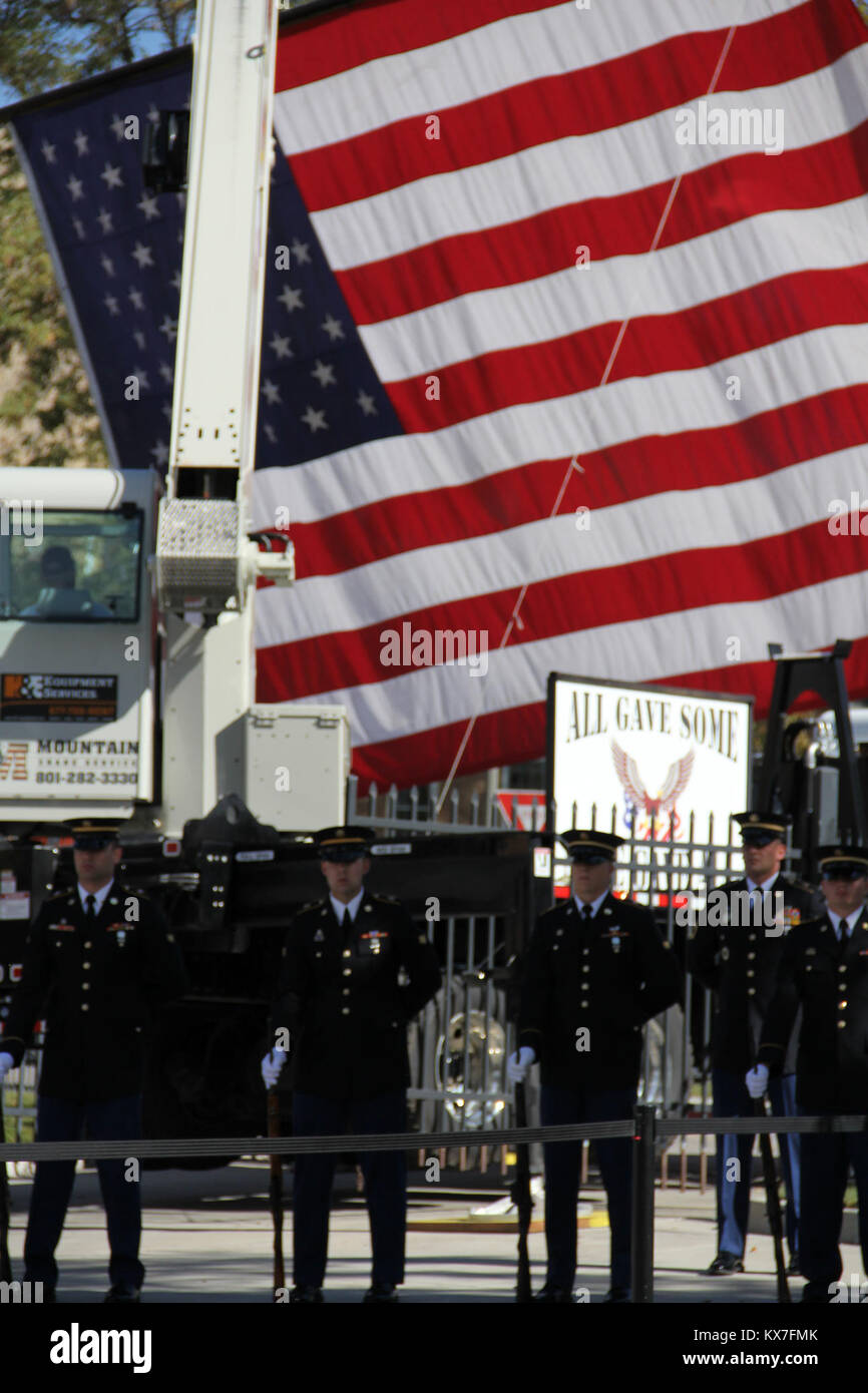 Photos par : Le Capitaine Ryan Sutherland Fort Douglas, Utah - Brig. Gen. Dallen Atack et les membres de la Garde nationale de l'Utah's 23e Army Band a participé à la chute de l'Utah Warrior Memorial a tenu le 21 octobre 2013, dans le fort Douglas Musée Militaire. Banque D'Images