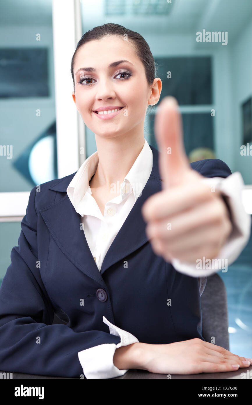 Attractive young businesswoman détient la main dans un geste de Thumbs up Banque D'Images