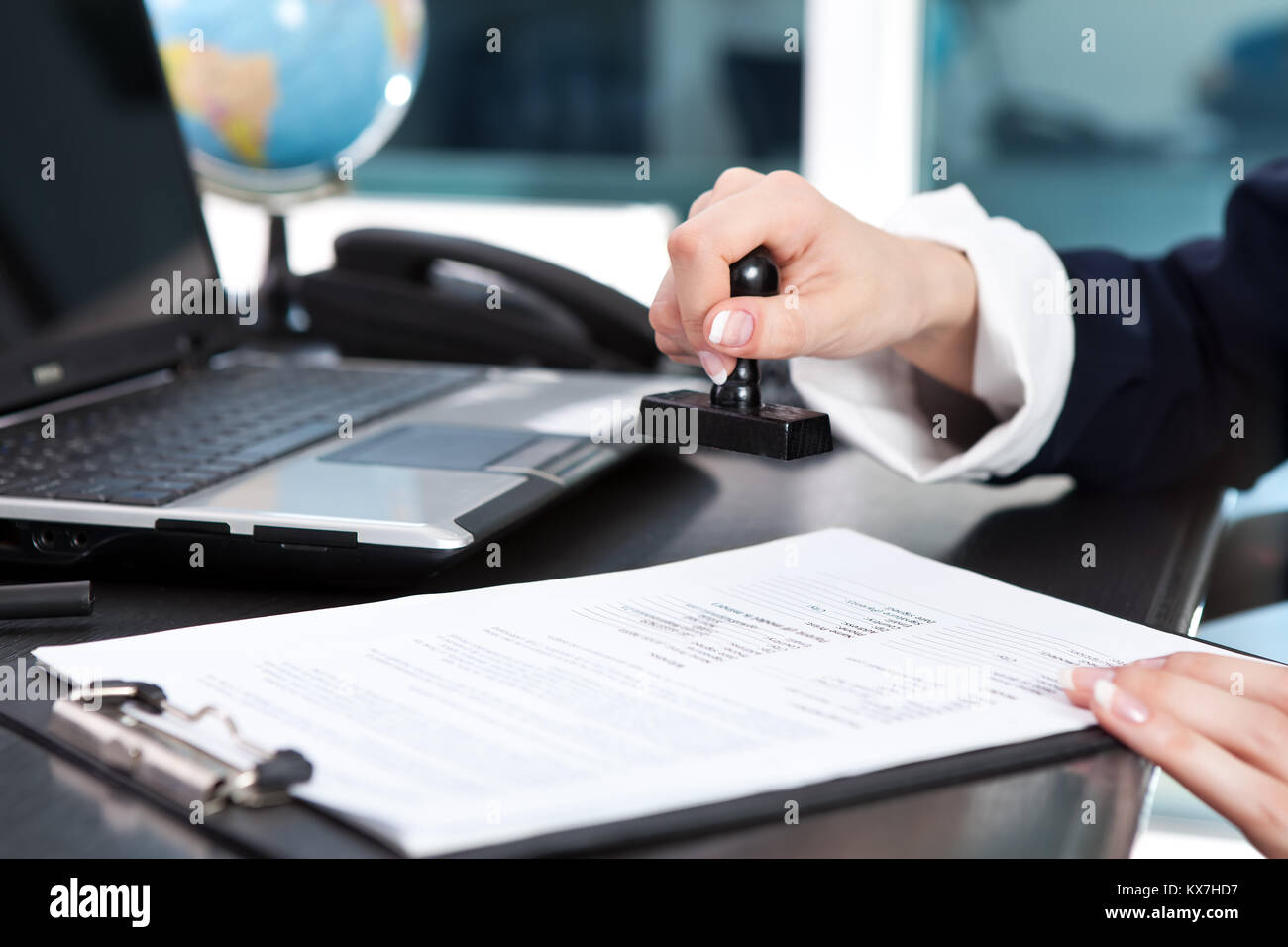 Les femmes part mettre tampon sur un document, Close up Banque D'Images