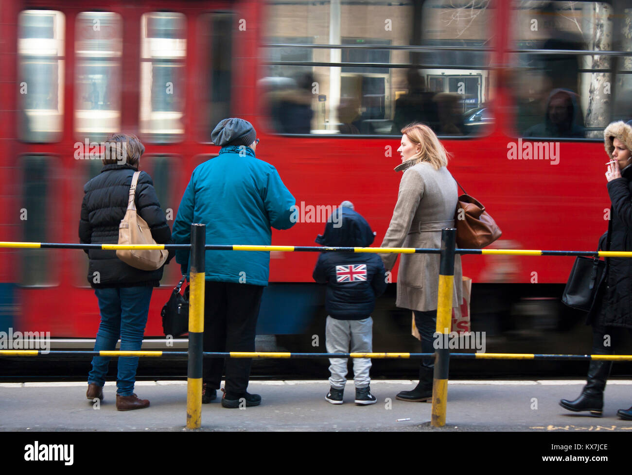 Belgrade, Serbie - 29 novembre 2016 : quatre femmes et un enfant en attente d'un tram sur un jour froid et venteux Banque D'Images