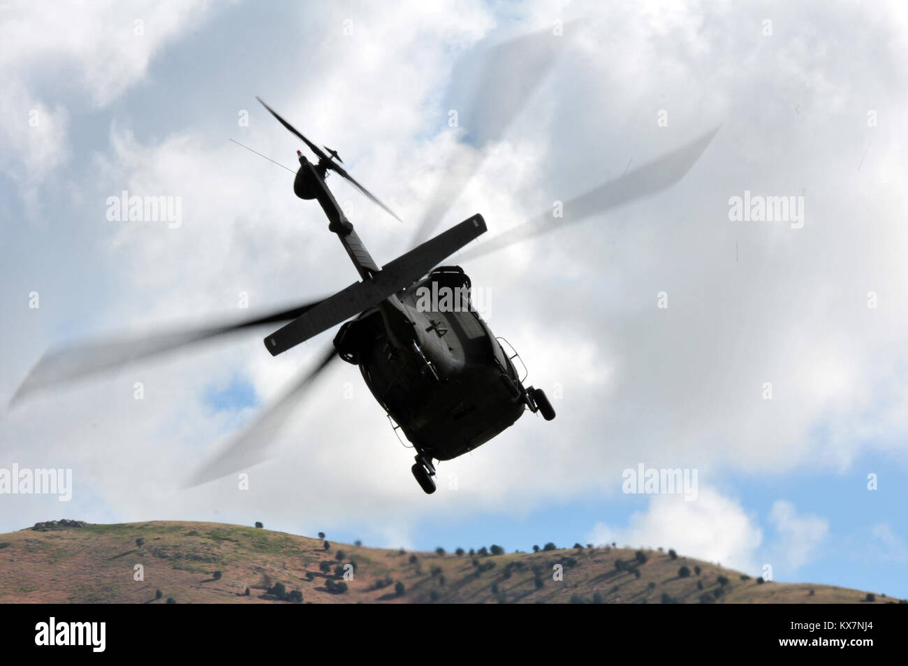 Le renseignement sur les transmissions collectors bord d'un hélicoptère Blackhawk UH-60 pour une navigation terrestre au cours de l'événement 2014 Grève Panther au Camp Williams, de l'Utah, le 18 juin. Panther Grève est un événement annuel de formation qui simule l'ensemble du spectre des opérations de collecte de renseignements au sein d'un groupe de travail mixte. (U.S. La Garde nationale de l'armée photo/cps. Brianne M. Roudebush/libérés) Banque D'Images