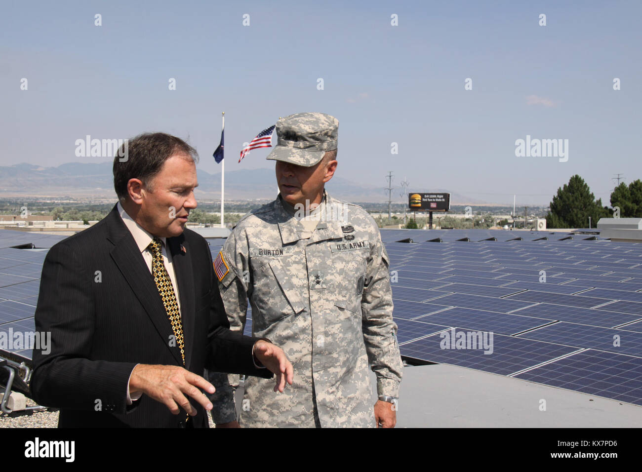 L'adjudant général de la Garde nationale de l'Utah, le général de Jeff Burton et Gov. Gary Herbert mis le commutateur pour les économies d'énergie à l'énergie solaire lors d'une cérémonie officielle le 16 juillet, à l'administration centrale du tablier de protection de l'Utah. La Garde nationale de l'Utah's programme de création d'énergie comprend l'énergie solaire et éolienne. Sur le toit de l'immeuble du siège de la garde sont plus de 1 400 nouveaux panneaux solaires qui ont été cérémonieusement allumé. "Nous sommes très fiers de cela, et tous nos projets d'énergie verte, a déclaré Burton. "Nous cherchons à être de bons intendants de nos précieuses ressources et continuera en tant qu'organisation de chercher innovat Banque D'Images