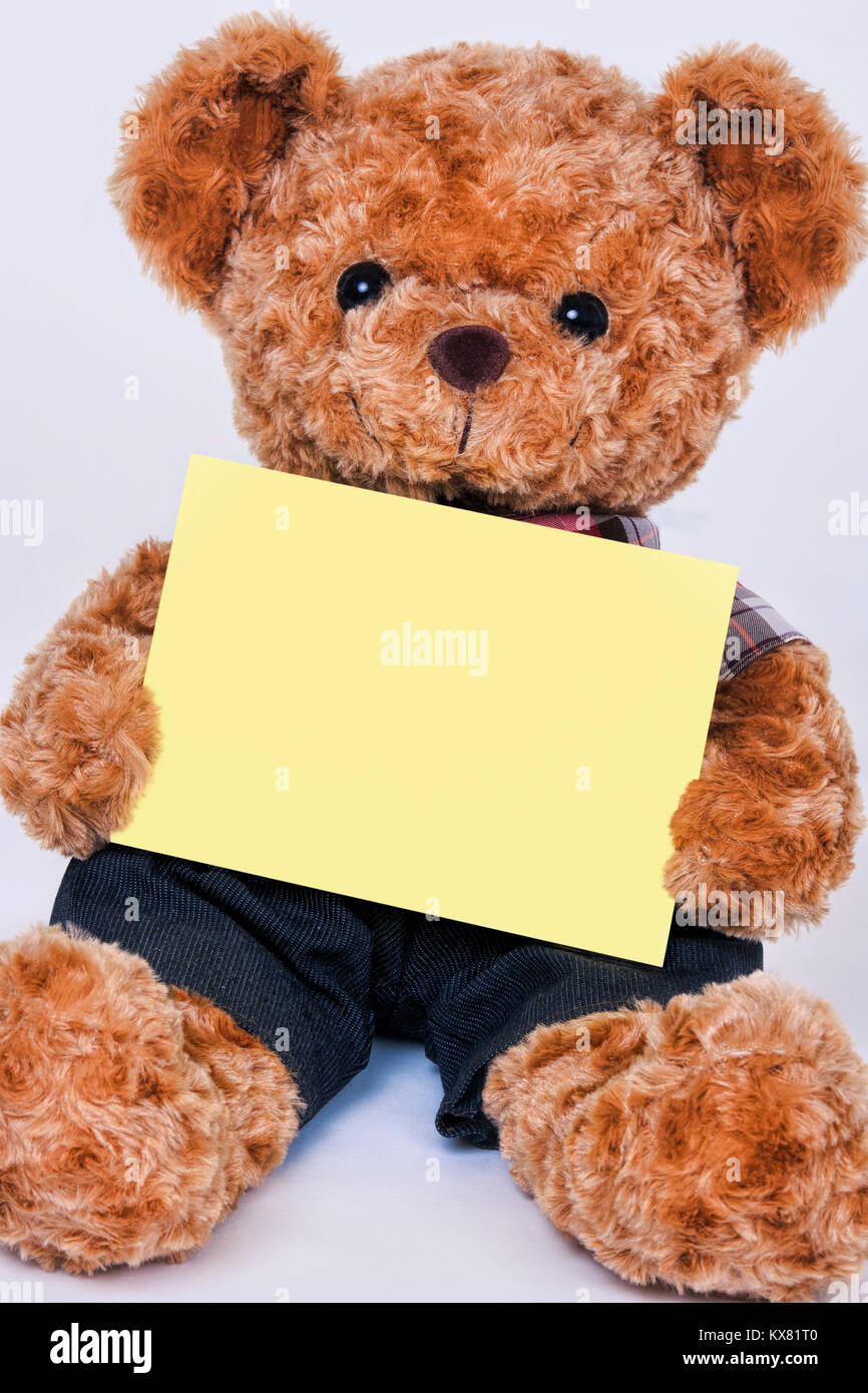 Mignon ours holding a blank panneau jaune isolé sur fond blanc Banque D'Images
