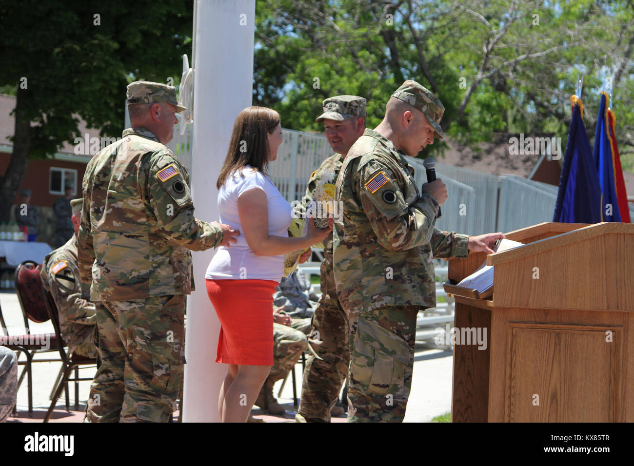 Le colonel Todd Thursby a quitté le commandement de la 65e Brigade d'artillerie au colonel Adam Robinson lors d'une cérémonie le 4 juin 2016, au Camp Williams Banque D'Images