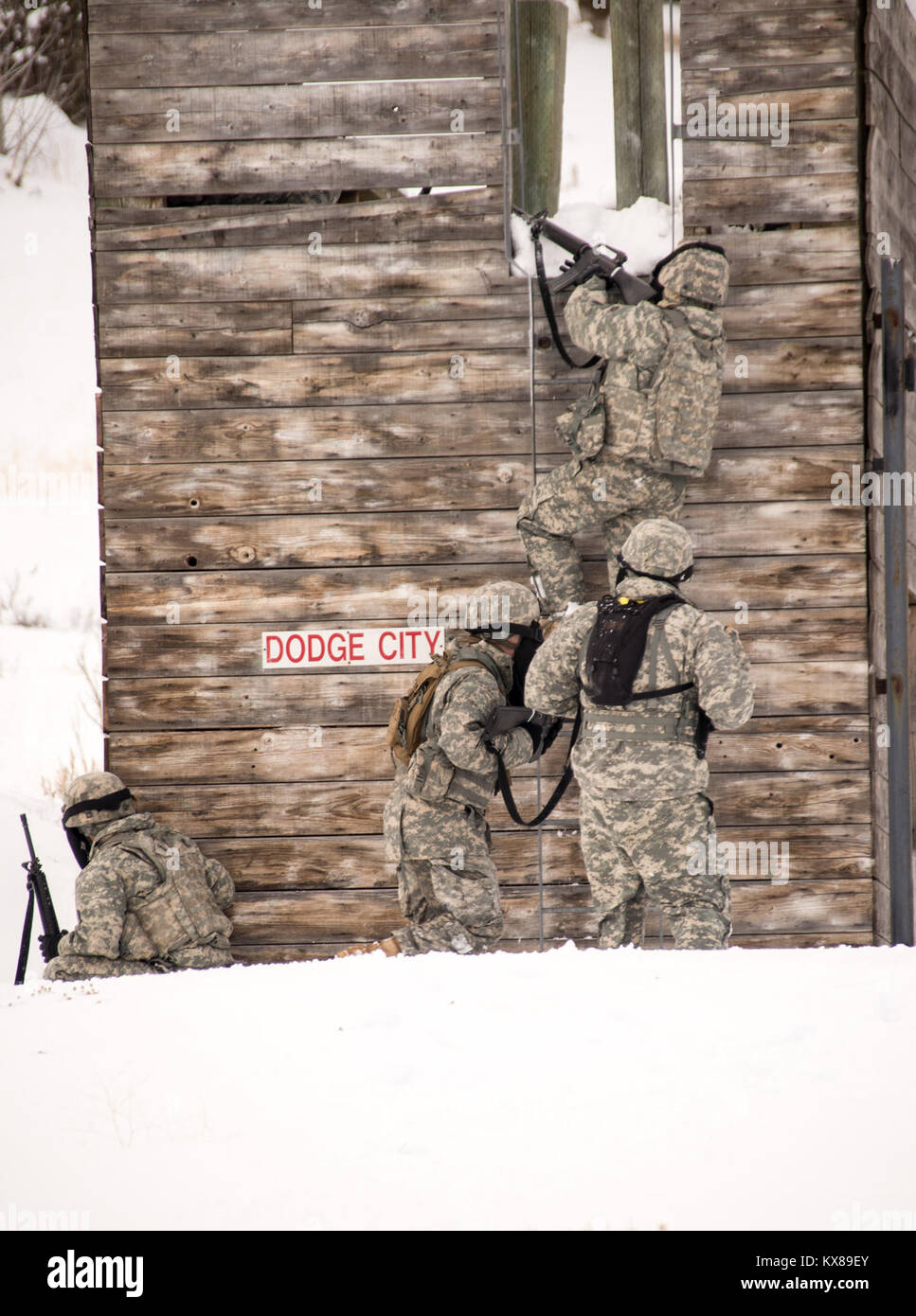 Plus de 150 étudiants sont venus d'un camp à William député il combat à travers les cours de formation sur le terrain agressif qui est fourni par le 640th RTI au Camp Williams, Utah le 24 janvier 2017. Banque D'Images