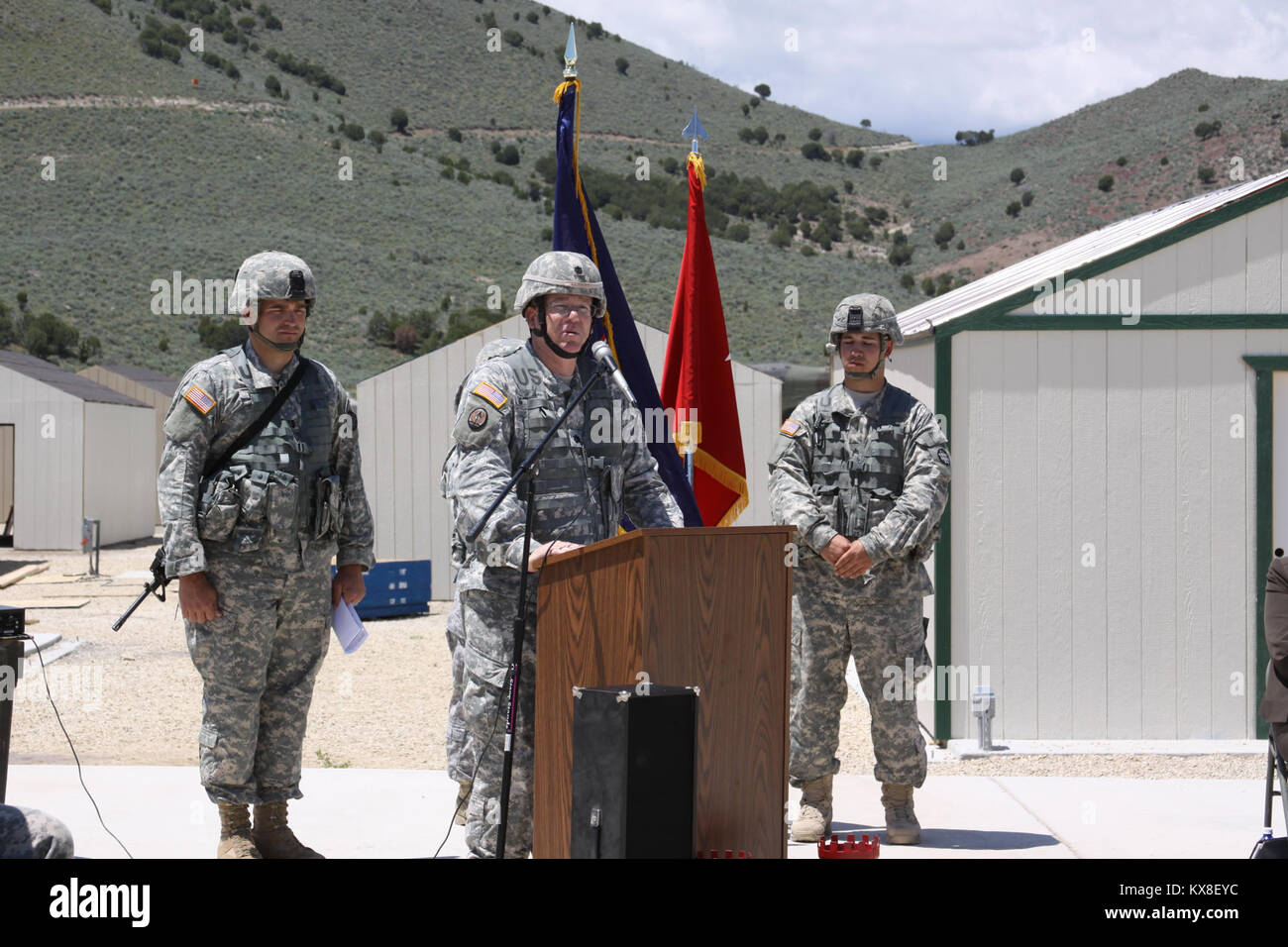 Le sergent Robert A. Kelley, de la 118ème Engineer Sapper Companyr reçoit la Purple Heart pour blessures reçues au combat en Irak. Juan Moreno, spécialiste du détachement 1, 624th Engineer Company et le spécialiste David Israël Luviano, 807ème Medical Support Commandl prêter le serment de citoyenneté le 14 juin. Banque D'Images