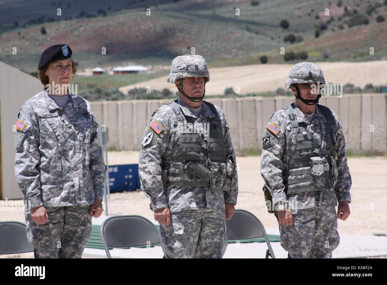 Le sergent Robert A. Kelley, de la 118ème Engineer Sapper Companyr reçoit la Purple Heart pour blessures reçues au combat en Irak. Juan Moreno, spécialiste du détachement 1, 624th Engineer Company et le spécialiste David Israël Luviano, 807ème Medical Support Commandl prêter le serment de citoyenneté le 14 juin. Banque D'Images