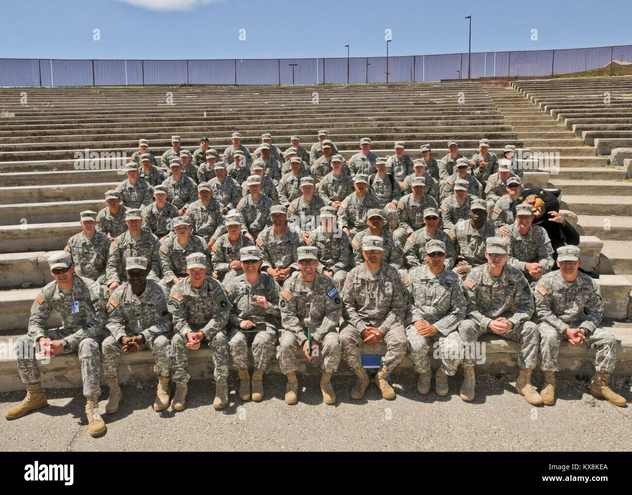 Assigné à la Force des soldats du 3e Bataillon de Panther Panther 2012 pendant la grève se réunissent pour une photo de groupe dans le camp Williams amphithéâtre, 23 juin. (U.S. Photo de l'armée par le sergent, Whitney Houston,128e MPAD) Banque D'Images