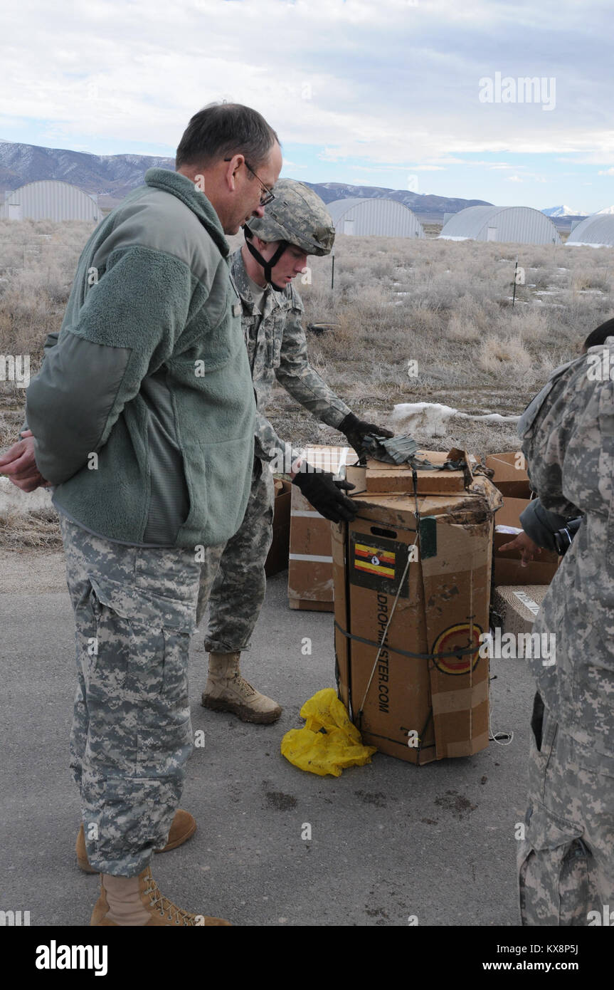 PROVO, Utah - La compagnie de troupes spéciales 197th (A) a accueilli le personnel de l'armée américaine avec ses homologues de l'Ouganda (UPDF) du 7 au 15 février pour la livraison aérienne de familiarisation du système et des opérations à l'appui des objectifs de l'exercice 2011 Chute de l'ATLAS. ATLAS DROP est un rapport conjoint sur l'exercice de livraison aérienne qui regroupe le personnel de l'armée américaine avec leurs homologues de l'UPDF. Chute de l'ATLAS a été lancé en 1996 dans le cadre d'un commandement européen-américain parrainé l'exercice, visant à favoriser le transfert d'apprentissage et de l'interopérabilité entre les deux armées dans une entreprise sont bilatérales, les op Banque D'Images