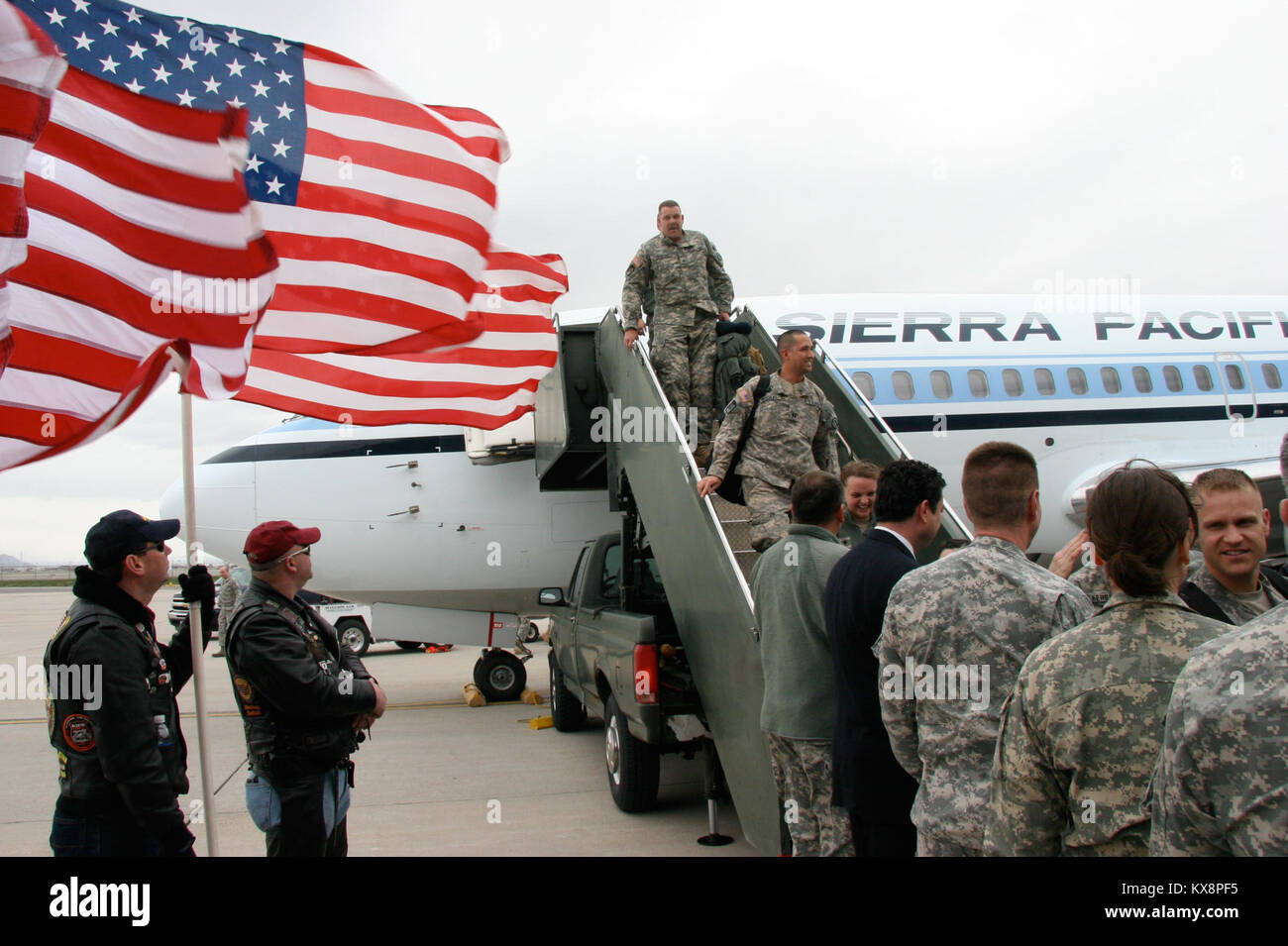 DRAPER, Utah - Les quelque 75 soldats de la Garde nationale de l'Utah's 144e Compagnie médicale de soutien de secteur, sera de retour à l'Utah dans leurs 12 mois de déploiement en Afghanistan via l'avion dimanche 20 mars, à 14 h 45, à la base de la Garde nationale aérienne de l'Utah à Salt Lake City. La mission de la 144e en Afghanistan a été de traiter les patients dans un hôpital/clinique et fournir l'appui et l'ambulance medevac dans un environnement de combat. Les militaires sont arrivés de l'étranger à Fort Lewis, Washington, plus tôt cette semaine, et ont été soumis à la démobilisation de la transformation. Banque D'Images