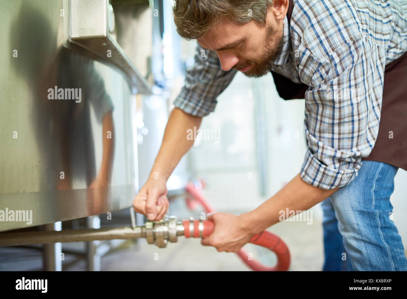 Technicien barbu enveloppé dans le travail Banque D'Images