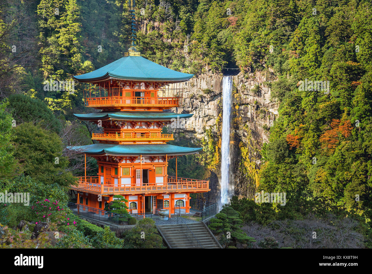 WAKAYAMA, JAPON - 19 NOVEMBRE 2015 : Pagode de Seiganto-ji à Nachi Katsuura avec Nachi no Taki automne, un UNESCO World Heritage site. Banque D'Images