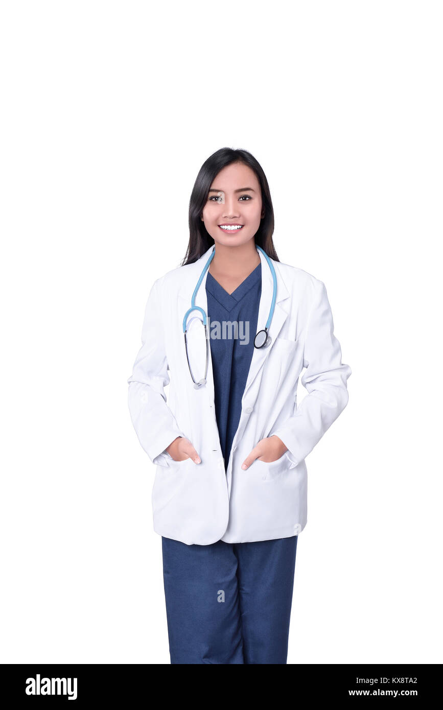 Portrait de femme médecin asiatique avec manteau blanc isolé sur fond blanc posant Banque D'Images