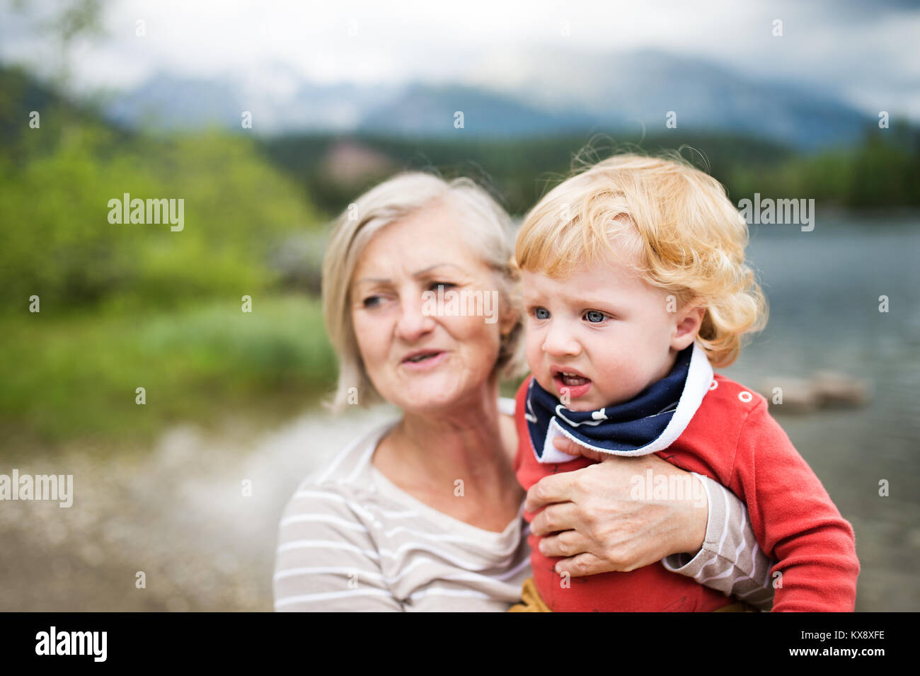 Senior woman with little boy à proximité du lac, journée d'été. Banque D'Images