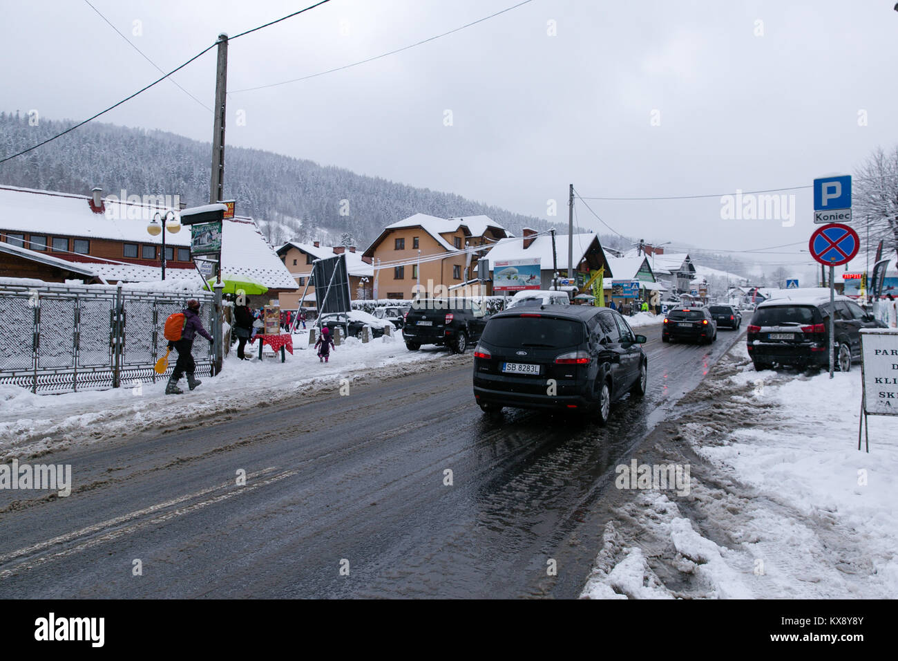 Rues de Szczyrk Pologne couvertes de neige après une nuit de neige Banque D'Images