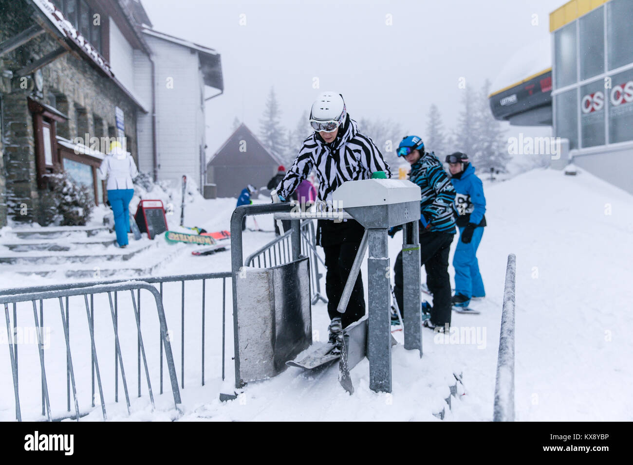 Skieurs et planchistes passer par tourniquets tripodes portes sur la montagne Skrzyczne à Szczyrk en Pologne Banque D'Images