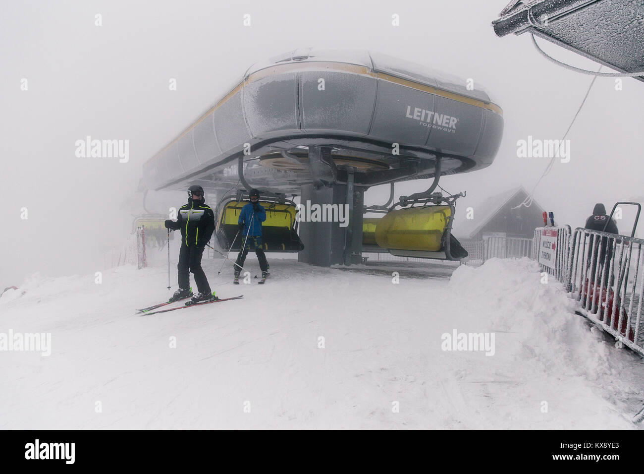 Pour les skieurs du télésiège sur le sommet de la montagne Skrzyczne recouvert de neige sur un jour d'hiver brumeux de ski à Szczyrk en Pologne Banque D'Images