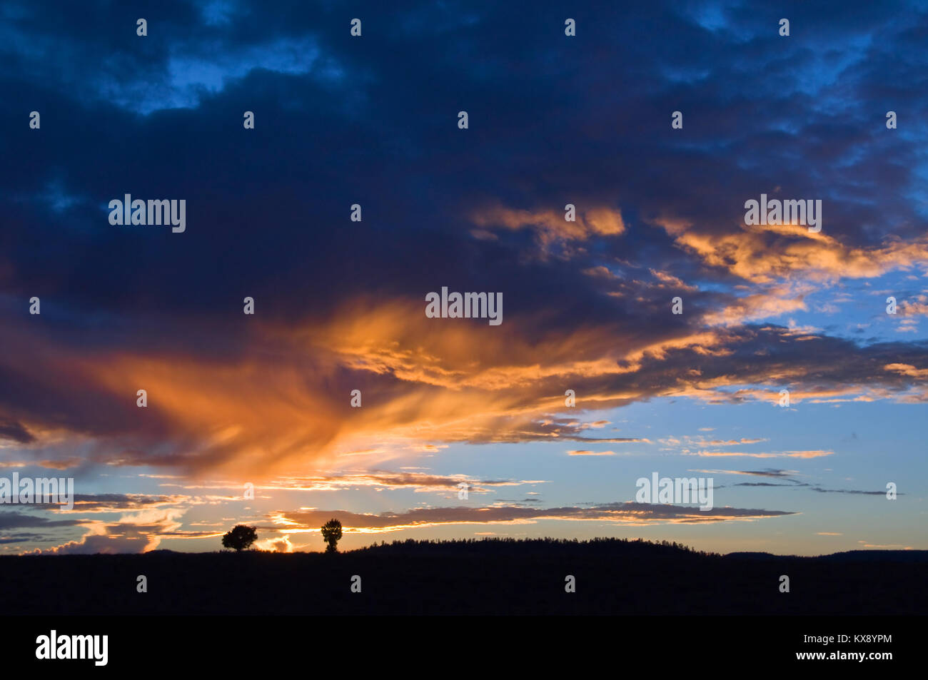Ciel dramatique avec nuages orange au coucher du soleil dans la campagne dans l'Utah, USA Banque D'Images