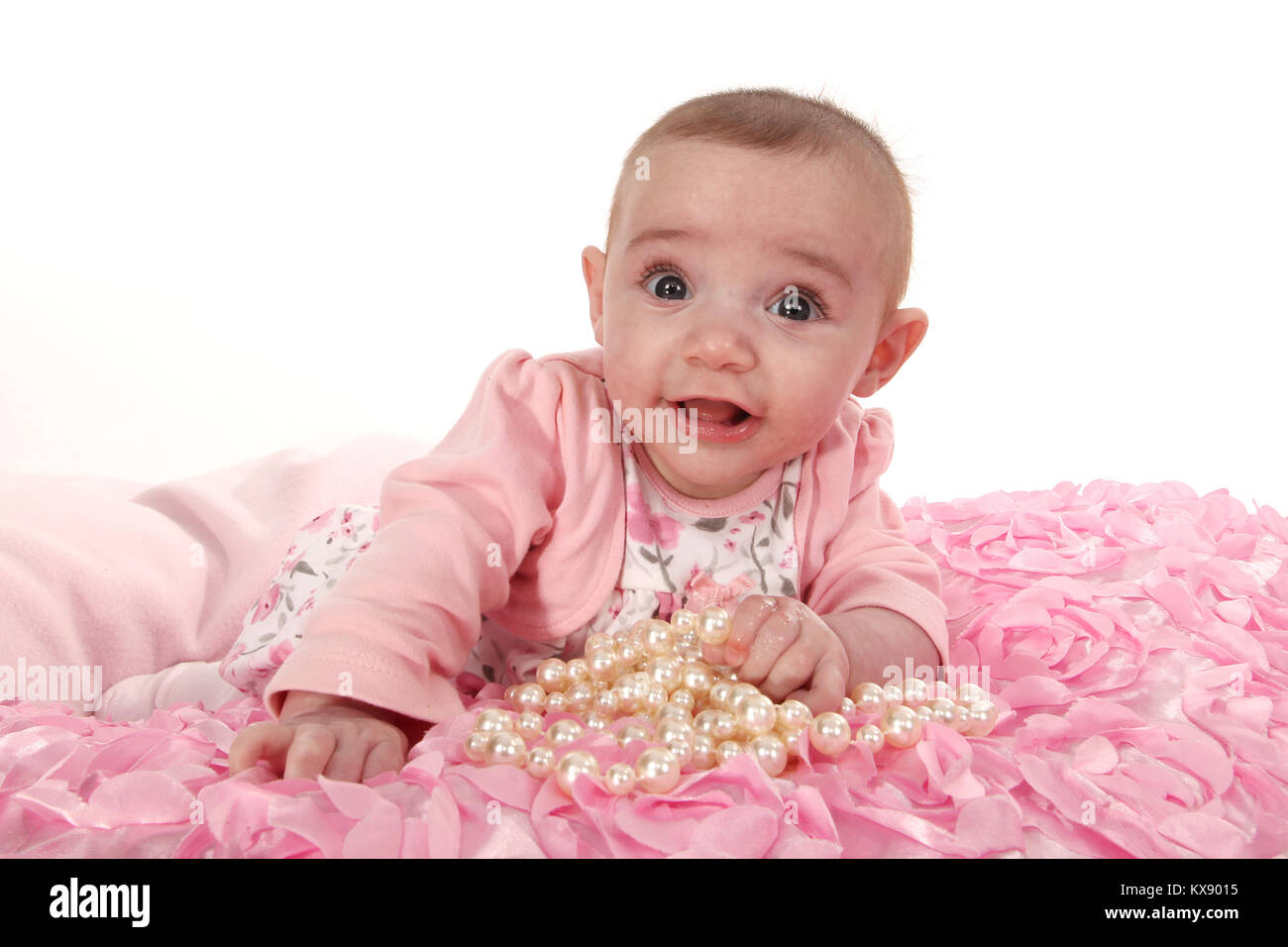 Petite fille jouant sur un tapis avec des perles, le développement de l'enfant et jouer Banque D'Images