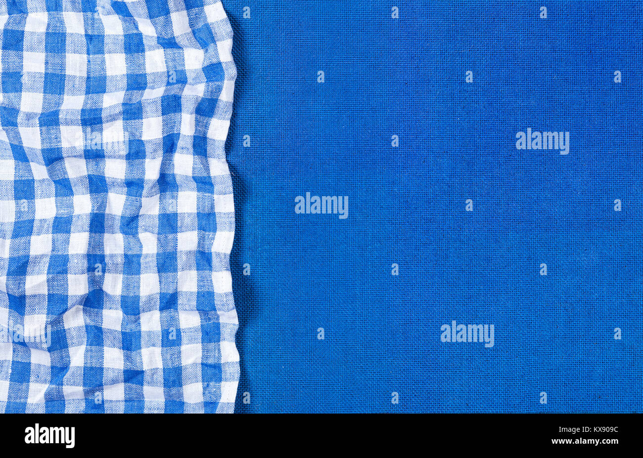 Texture toile bleue à carreaux bleu avec nappes, vue du dessus Banque D'Images
