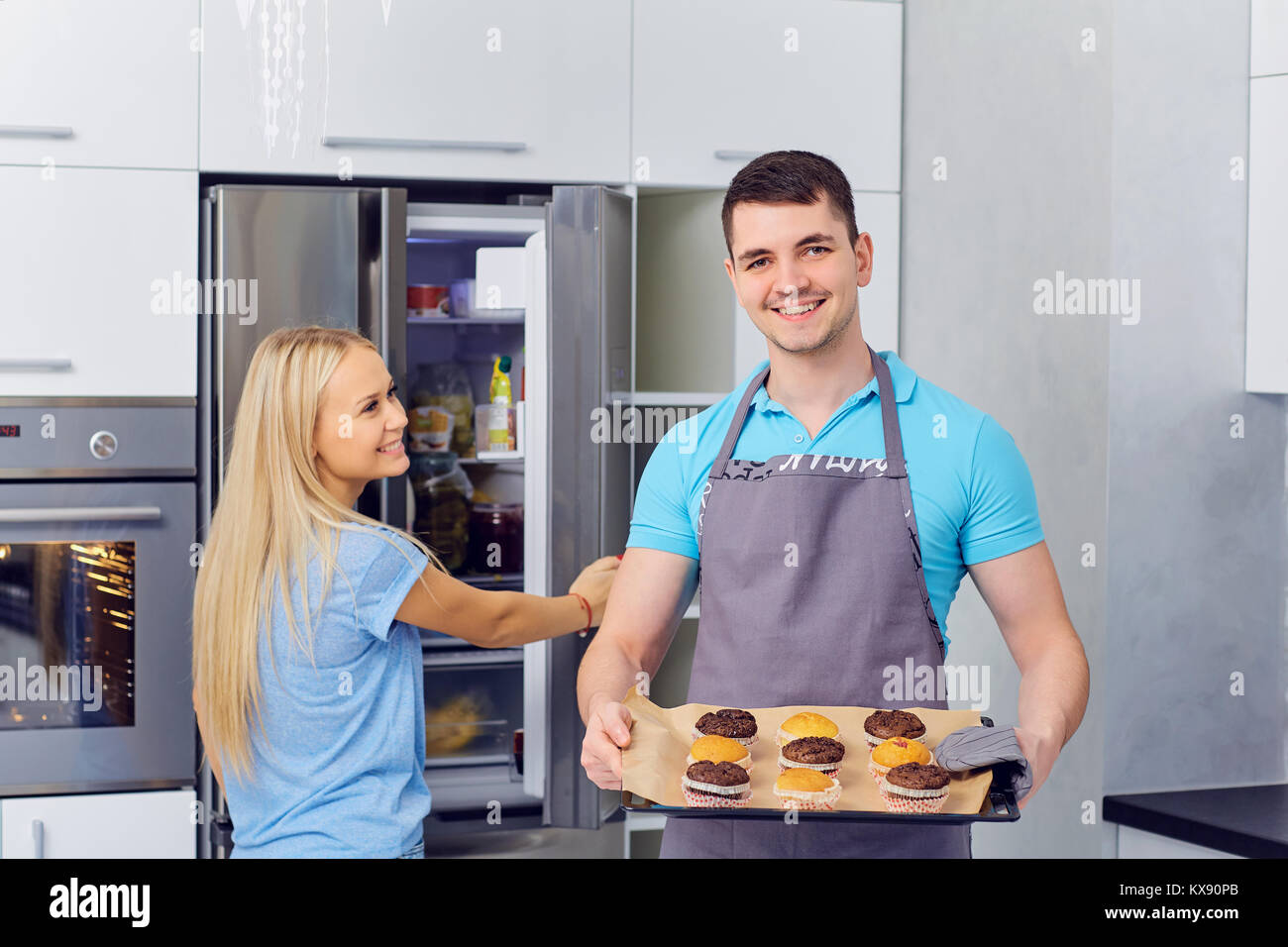 Un couple est la préparation d'un capkake dans la cuisine. Banque D'Images