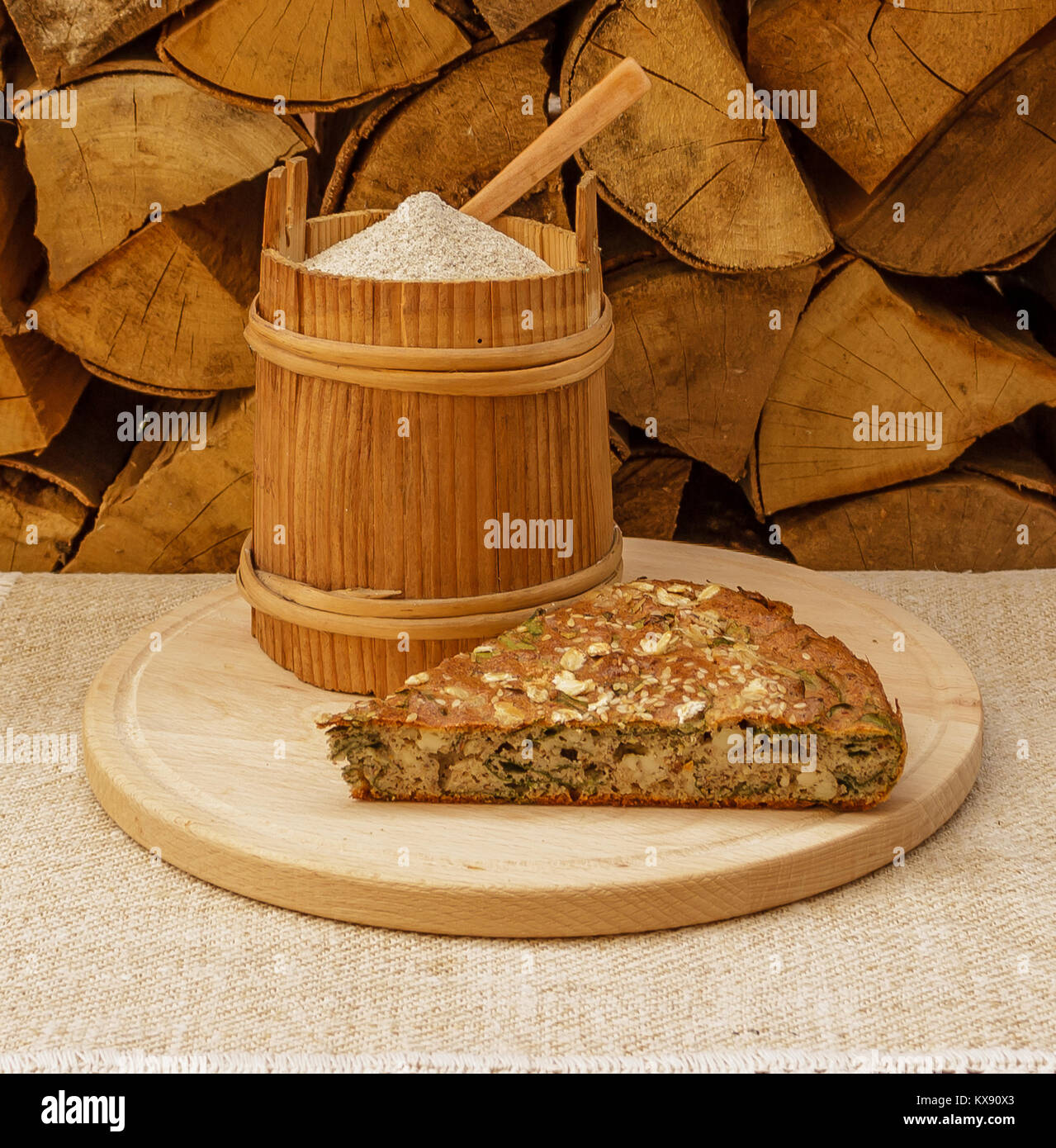 Farine de sarrasin dans un canister et pice de tarte sur plaque de bois Banque D'Images