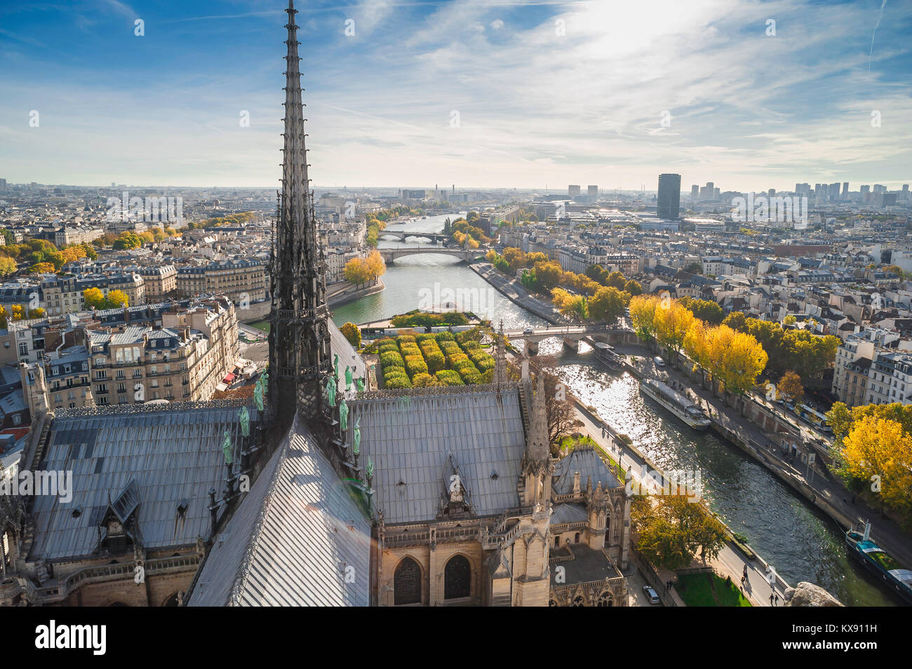 La Cathédrale Notre Dame de Paris, vue de l'Est de Paris haut au-dessus de la toiture et flèche de la Cathédrale Notre Dame sur l'Ile de la Cité, France. Banque D'Images