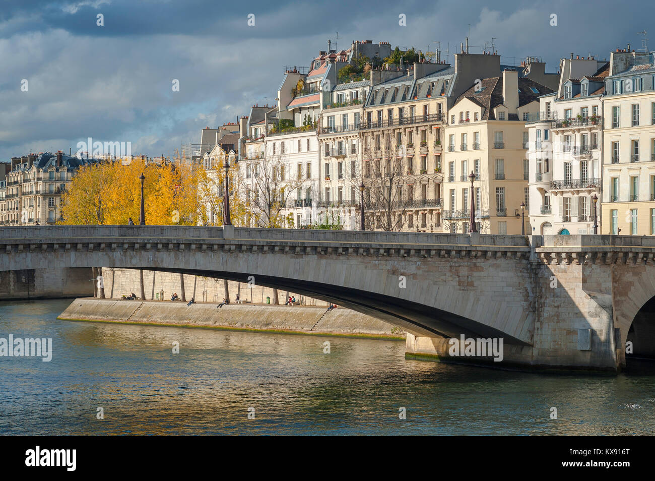 Paris, l'architecture du 19e siècle typique de vacances immeubles faisant face à la Seine sur l'Ile St-Louis à Paris, France. Banque D'Images